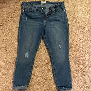 Levi jeans stretchy, mid rise.